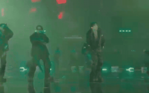 BTS "hóa thần", đội cả cơn mưa lớn mở màn World Tour lớn nhất lịch sử! - Ảnh 2.