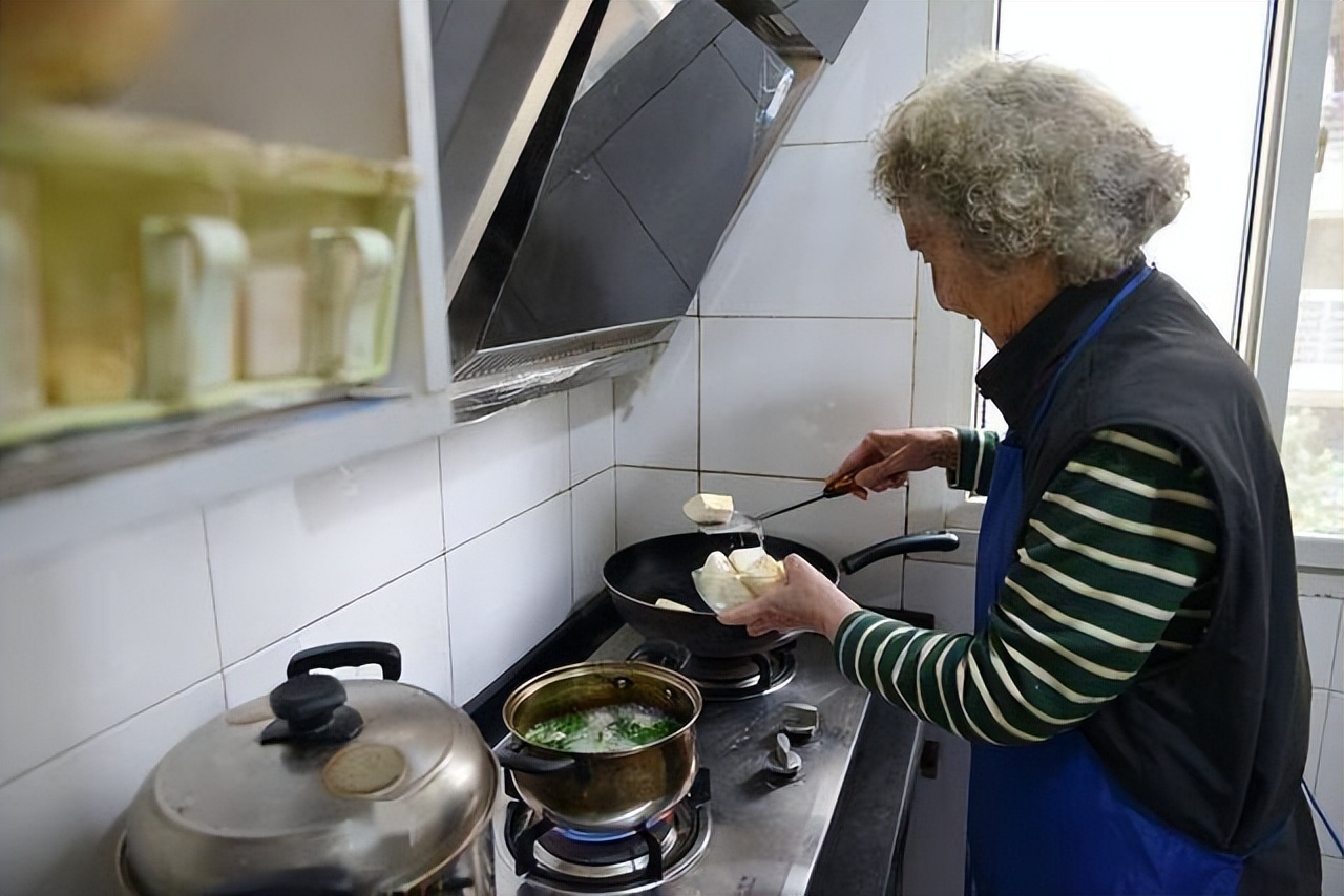 Người phụ nữ 61 tuổi kiên trì ăn việt quất mỗi sáng suốt 4 năm, kết quả khám khiến bác sĩ gật gù: "Cách này rất ổn" - Ảnh 2.