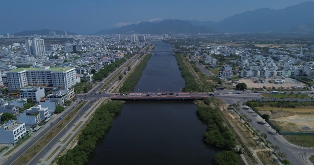 Nên chặt hay giữ hàng cây xanh dọc hai bờ sông Quán Trường ở Nha Trang?