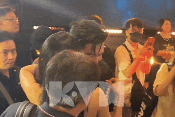 Phát hiện cặp sao Việt còn nợ cả nước một đám cưới ôm nhau cứng ngắc ở sự kiện: Đẹp đôi quá trời quá đất- Ảnh 4.