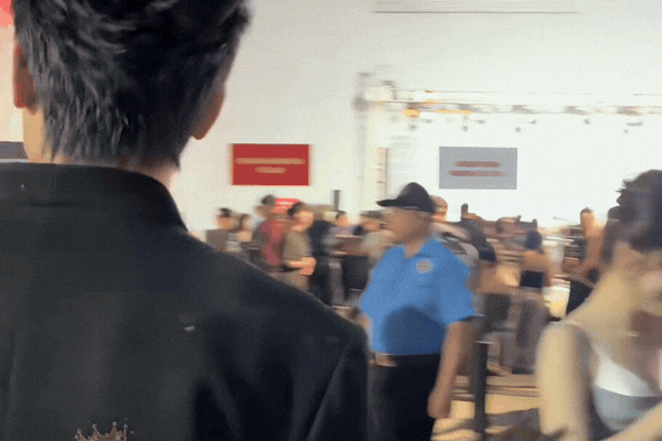 Hot rần rần clip Võ Điền Gia Huy bơ đẹp Tam Triều Dâng tại sự kiện, tưởng phim giả tình thật cơ mà- Ảnh 1.