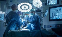 Hành trình trở thành bác sĩ: Từ đôi tay trần đến kỷ nguyên công nghệ