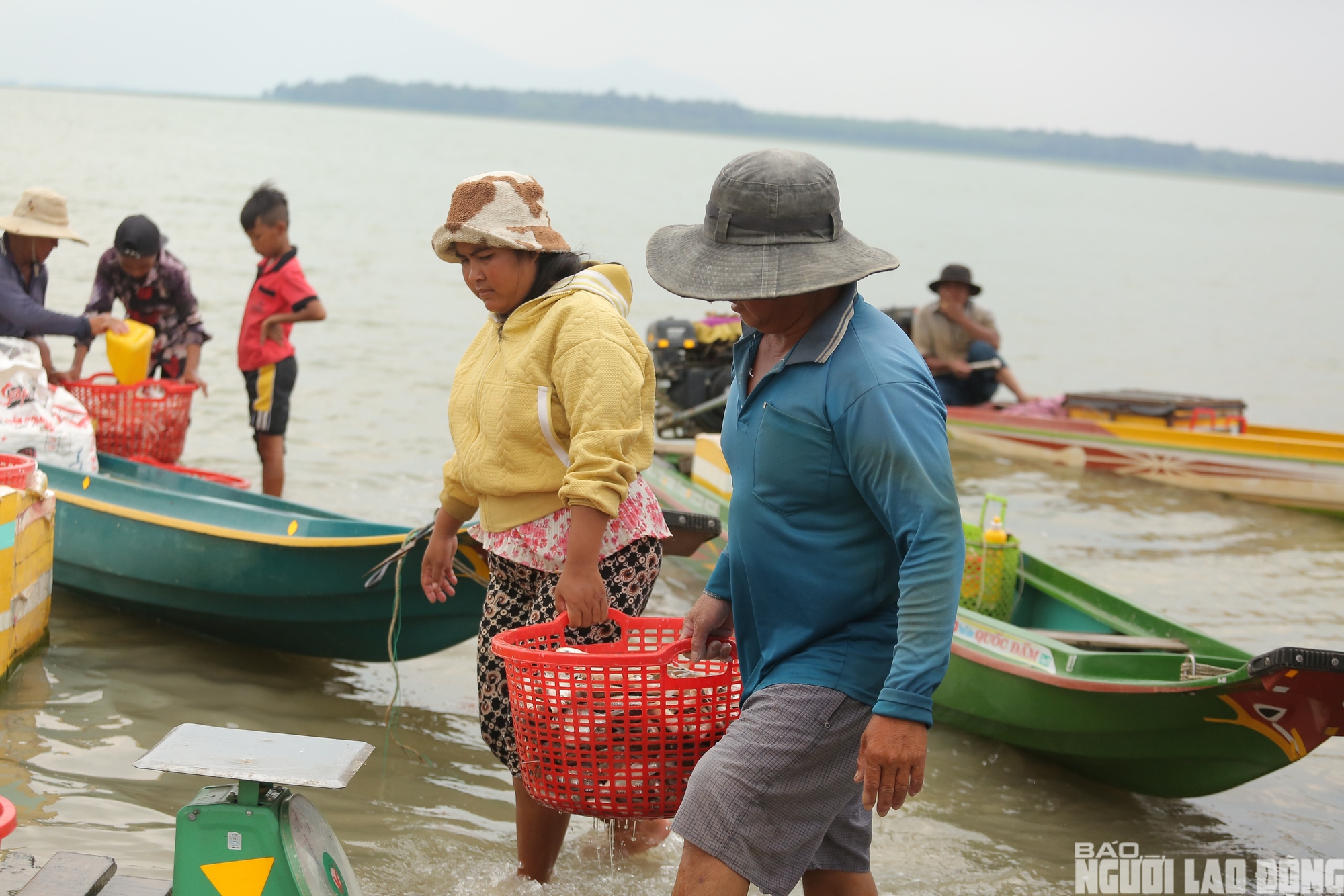 Chật vật mưu sinh ở xóm Việt kiều ven hồ Dầu Tiếng 2026 - Ảnh 9.