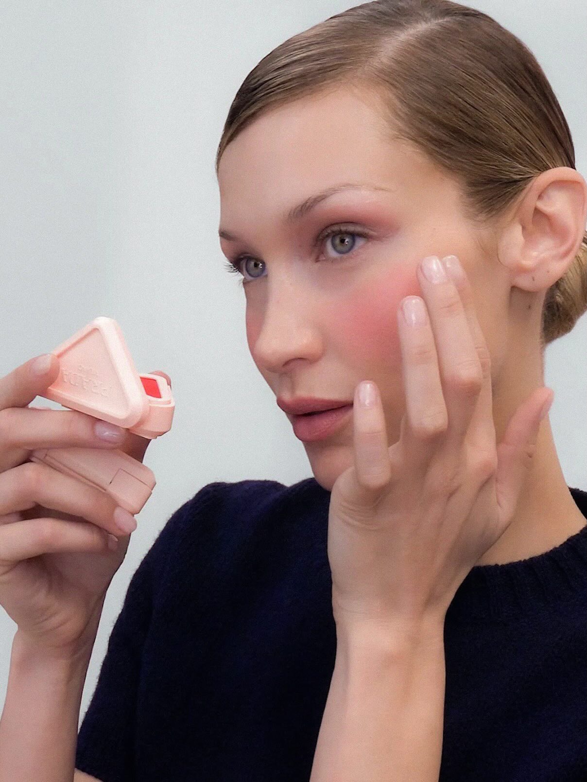 Prada Touch đang siêu viral: Quá nhiều thứ hay ho trong một hộp phấn má bé nhỏ- Ảnh 2.