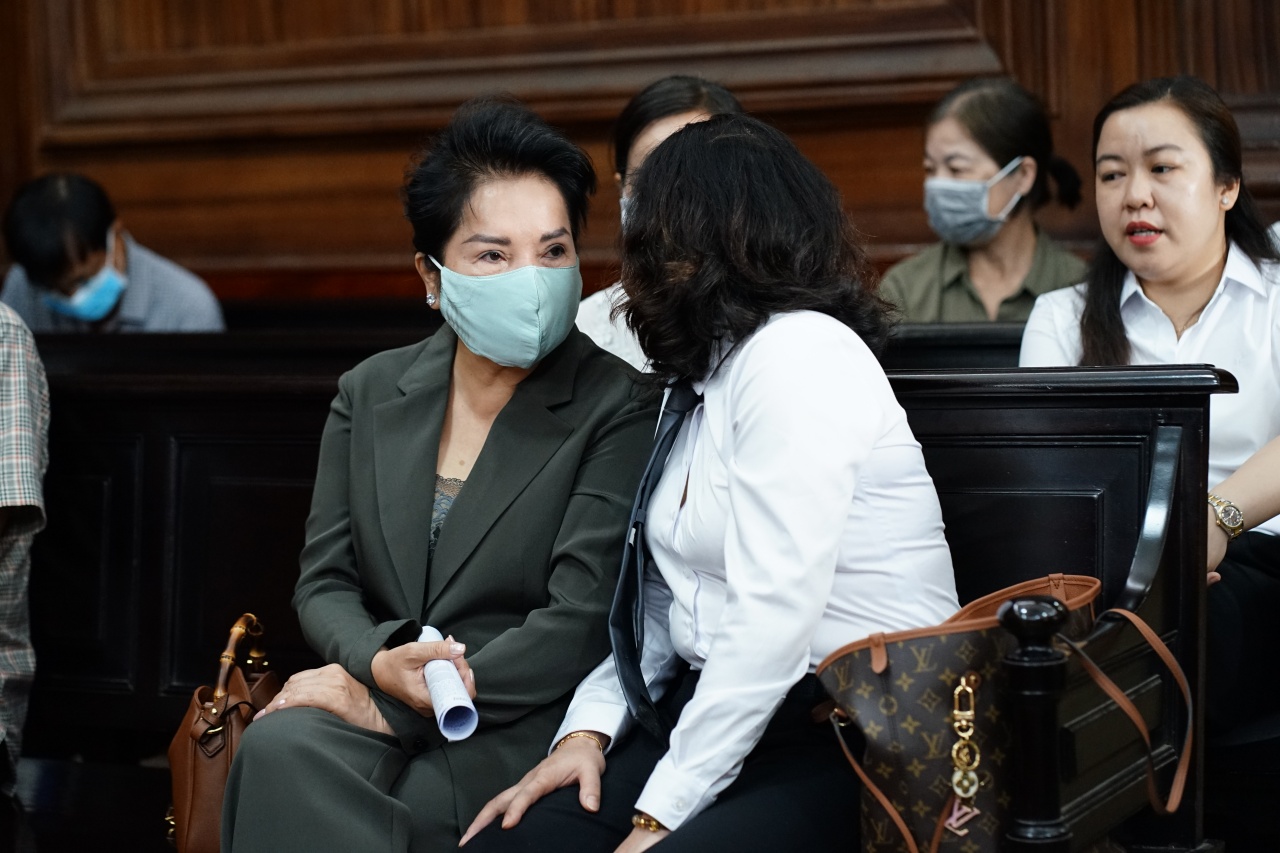 Những hình ảnh của cựu CEO Quốc Cường Gia Lai Nguyễn Thị Như Loan tại phiên toà sáng nay- Ảnh 2.