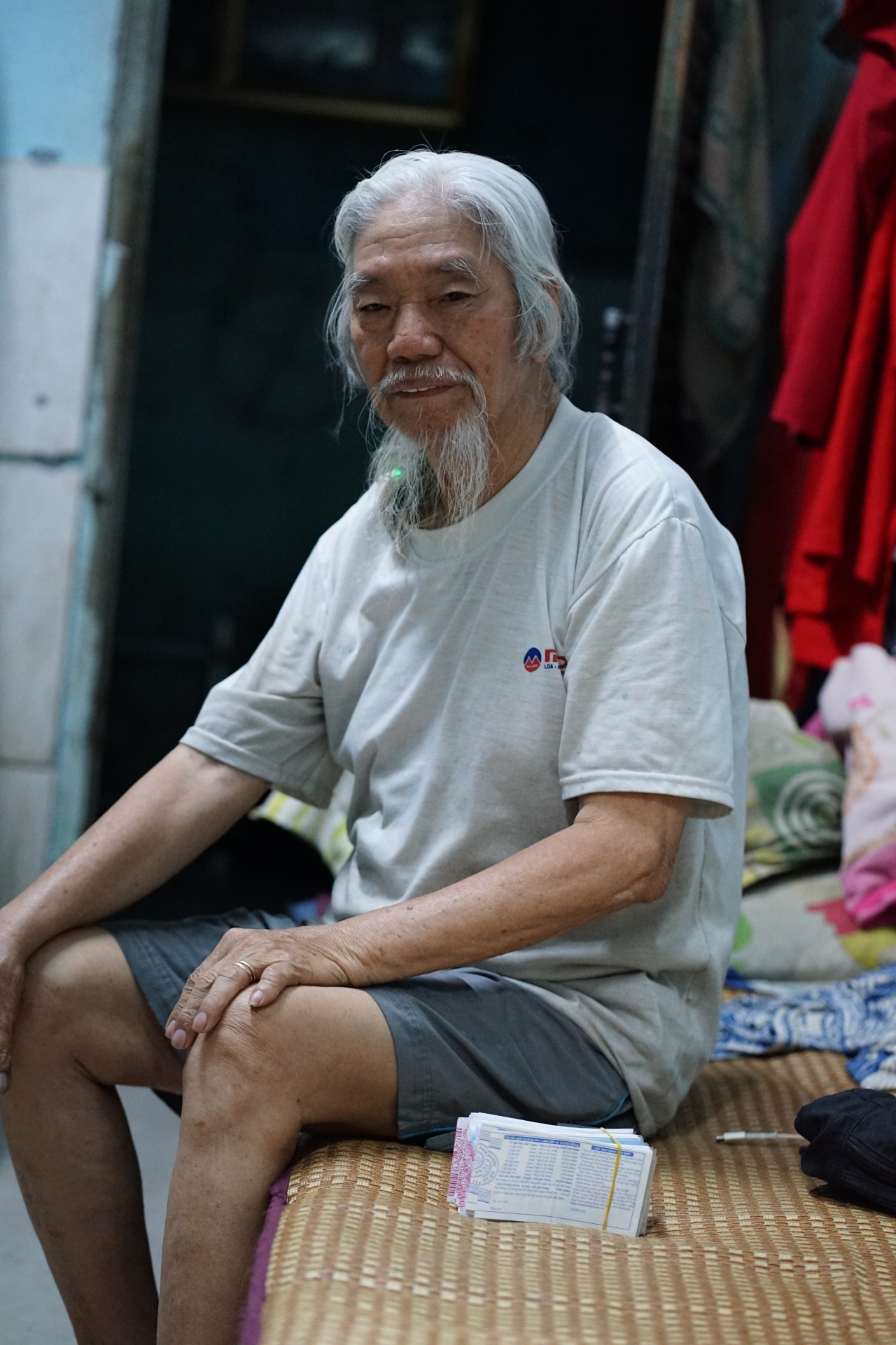 Ăn mặc bảnh bao đi bán vé số, ông lão ở TP.HCM sở hữu “gia tài