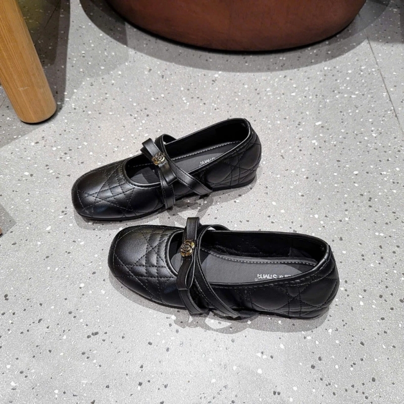 Không còn là giày búp bê thông thường, đây mới là kiểu giày bệt "chân ái" đang được Jennie, Kendall Jenner diện suốt 4 mùa- Ảnh 11.