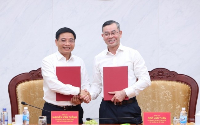 Bộ trưởng Ngô Văn Tuấn nhận bàn giao nhiệm vụ: Vinh dự lớn lao, trách nhiệm nặng nề