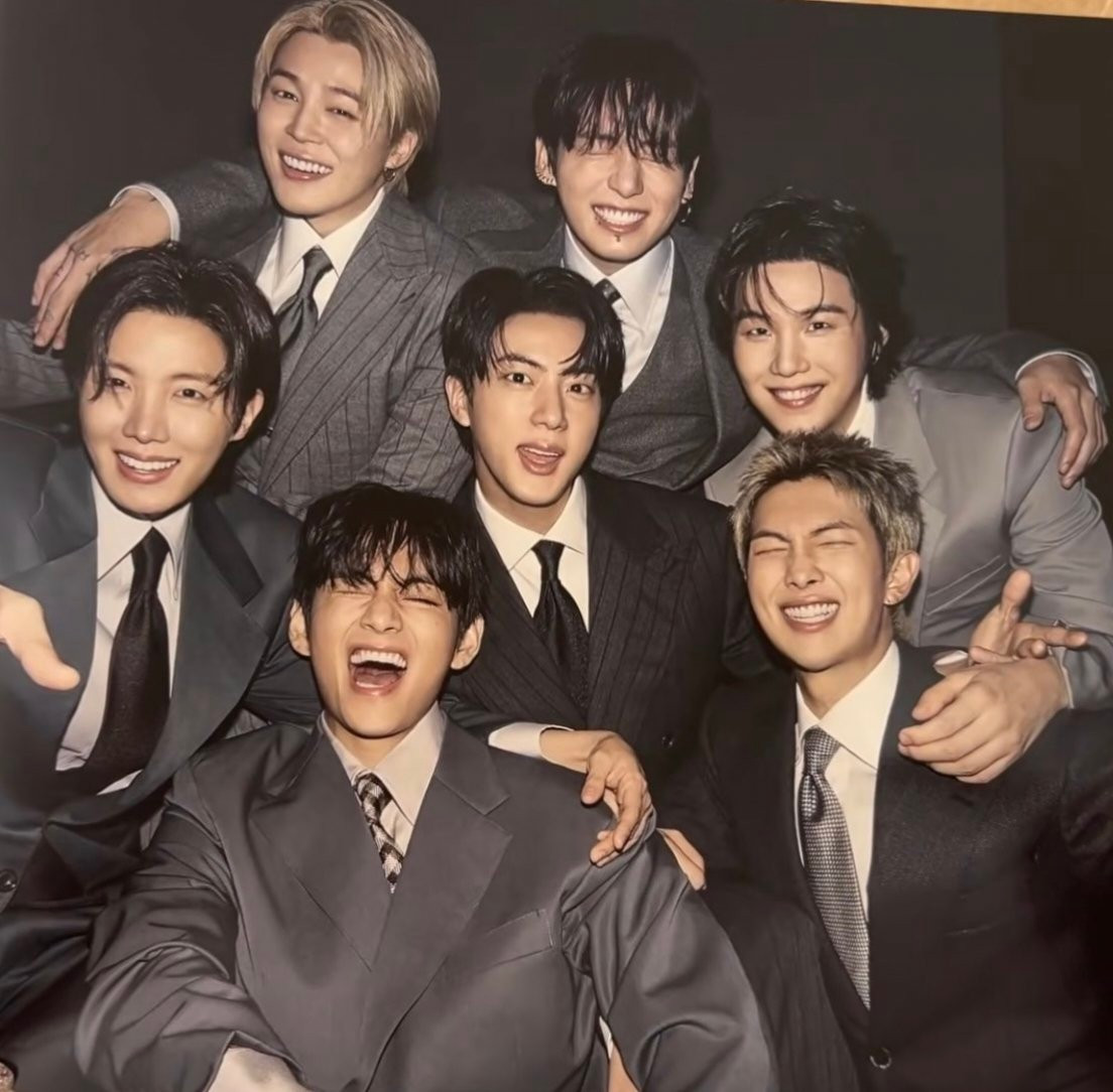 BTS "hóa thần", đội cả cơn mưa lớn mở màn World Tour lớn nhất lịch sử! - Ảnh 7.