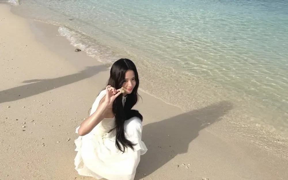 BLACKPINK mặc bikini: Lisa - Jennie cháy vô tận, Jisoo 10 năm vẫn là "ẩn số", riêng Rosé trước sau như 1- Ảnh 12.