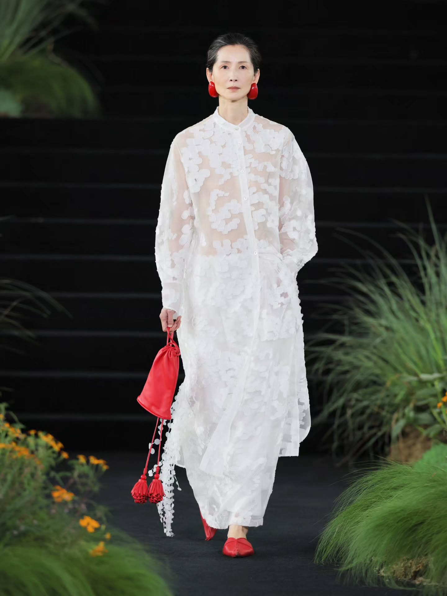 Mẹ 7 con thành người mẫu Chanel ở tuổi 60: Hành trình vươn lên từ tuổi thơ cơ cực- Ảnh 9.