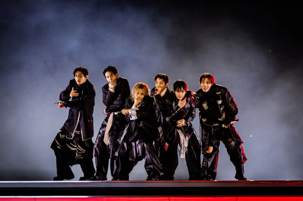 BTS "hóa thần", đội cả cơn mưa lớn mở màn World Tour lớn nhất lịch sử! - Ảnh 9.
