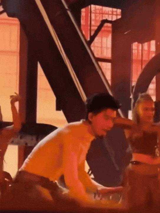 HIEUTHUHAI khoe body “cực phẩm” cơ bắp cuồn cuộn, tái hiện vũ đạo từng gây tranh cãi tại concert Anh Trai Say Hi- Ảnh 3.