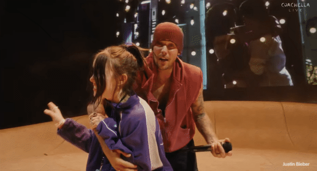 Cô gái may mắn nhất được Justin Bieber ôm chầm ở Coachella, cả thế giới "phát điên" với hoàng tử nhạc Pop hôm nay! - Ảnh 4.