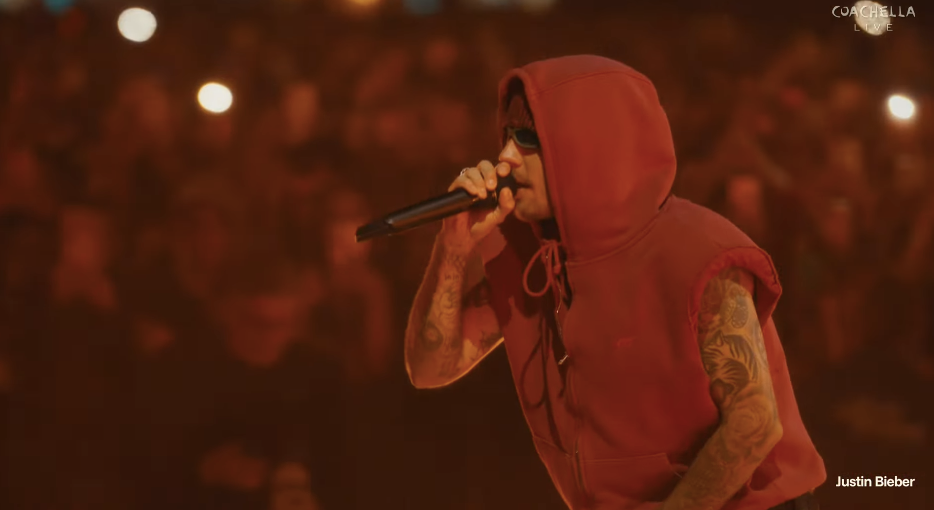 Cô gái may mắn nhất được Justin Bieber ôm chầm ở Coachella, cả thế giới "phát điên" với hoàng tử nhạc Pop hôm nay! - Ảnh 9.