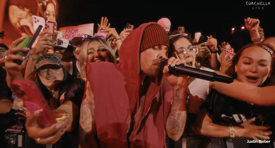 Cô gái may mắn nhất được Justin Bieber ôm chầm ở Coachella, cả thế giới "phát điên" với hoàng tử nhạc Pop hôm nay! - Ảnh 8.