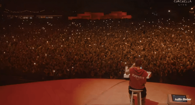 Cô gái may mắn nhất được Justin Bieber ôm chầm ở Coachella, cả thế giới "phát điên" với hoàng tử nhạc Pop hôm nay! - Ảnh 1.