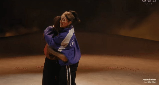 Cô gái may mắn nhất được Justin Bieber ôm chầm ở Coachella, cả thế giới "phát điên" với hoàng tử nhạc Pop hôm nay! - Ảnh 3.