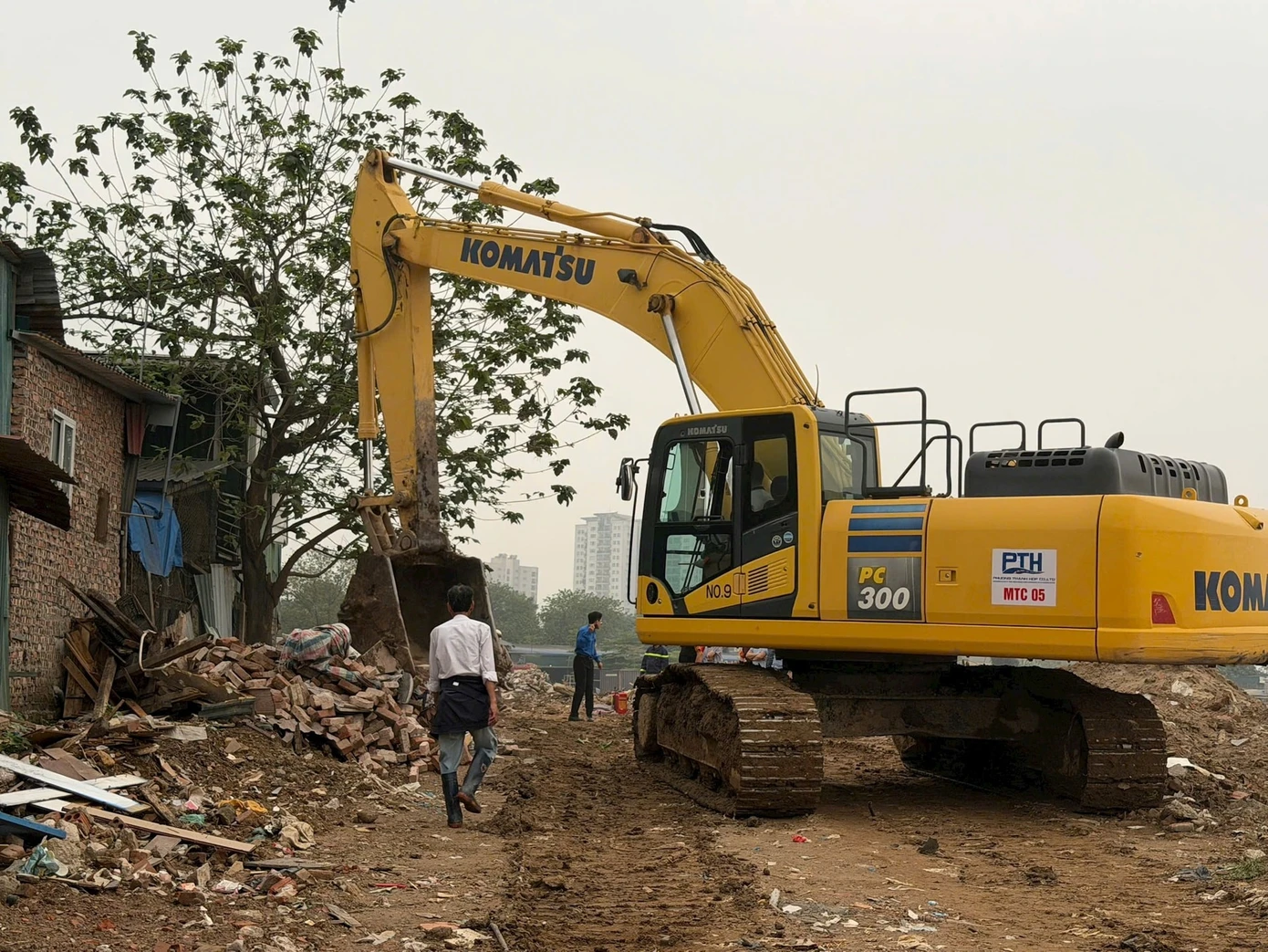 Tháo gỡ điểm nghẽn mặt bằng thi công dự án khẩn cấp hồ điều hòa Phú Đô- Ảnh 2.