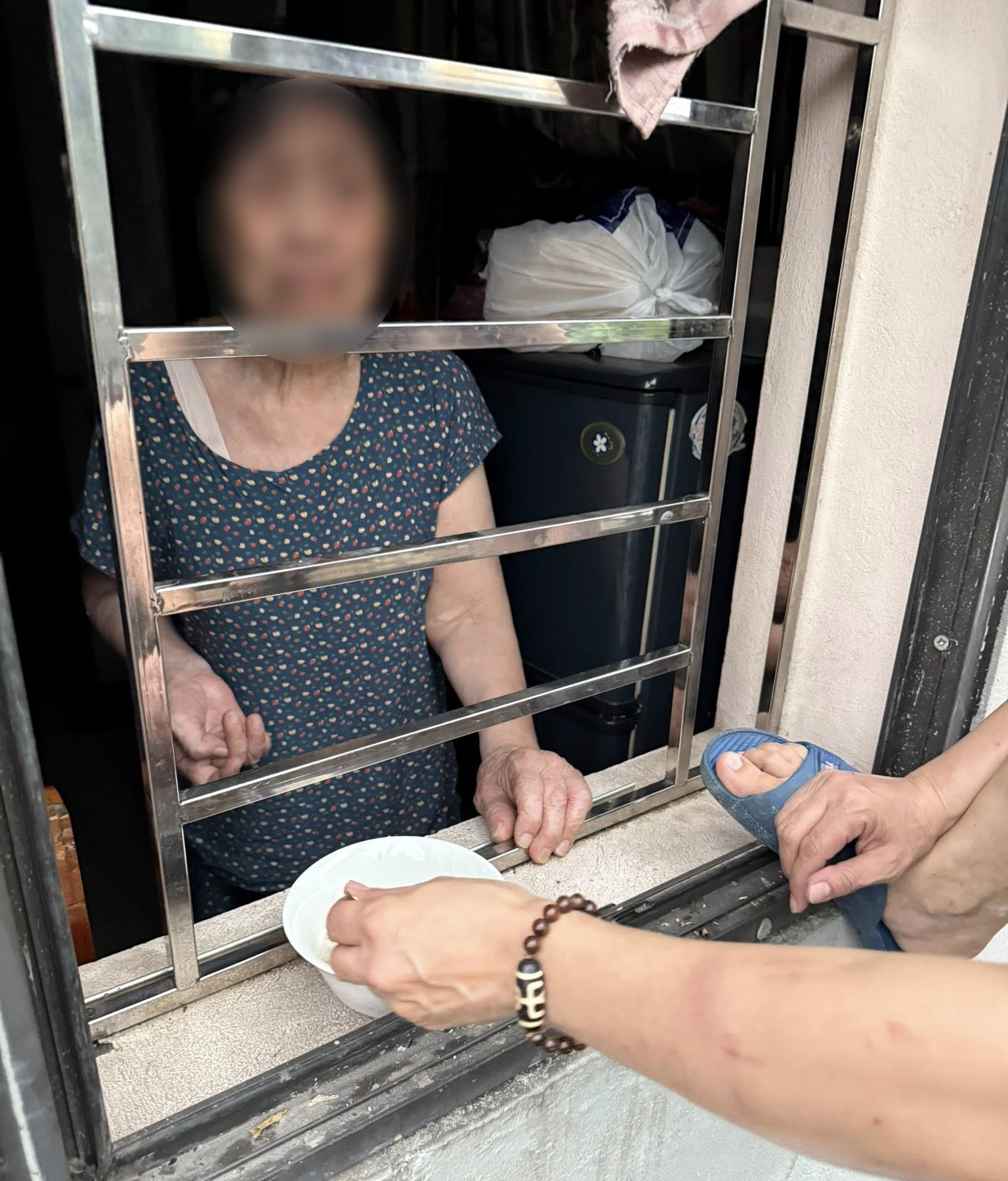 Xôn xao thông tin cụ bà ở Hà Nội "bị nhốt trong nhà của mình", con đưa cơm qua cửa sổ: Chính quyền nói gì?- Ảnh 1.