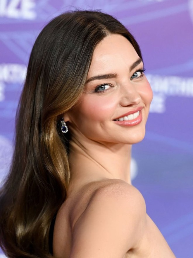 Gái 4 con Miranda Kerr U45 vẫn đẹp như tượng tạc khiến MXH dậy sóng: Chưa từng biết đến ăn kiêng!- Ảnh 4.