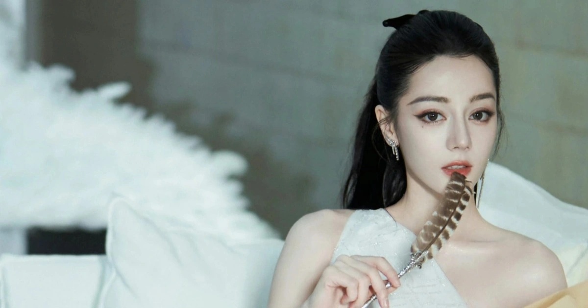 “Địch Lệ Nhiệt Ba có biết xấu hổ không vậy?”- Ảnh 1.