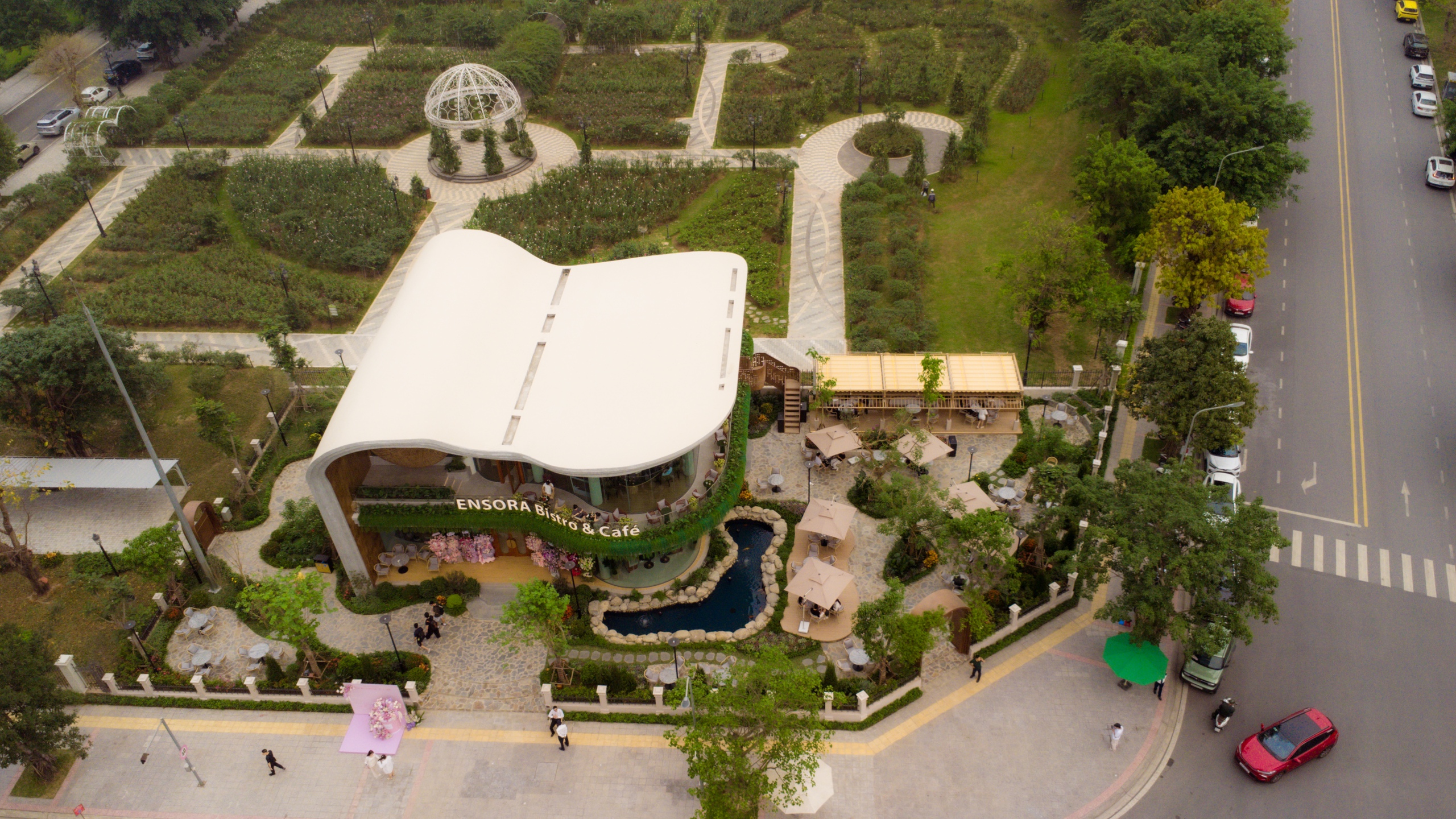 Quán cafe khủng ngay trong khuôn viên trường đại học đẹp nhất Việt Nam: Giao diện 