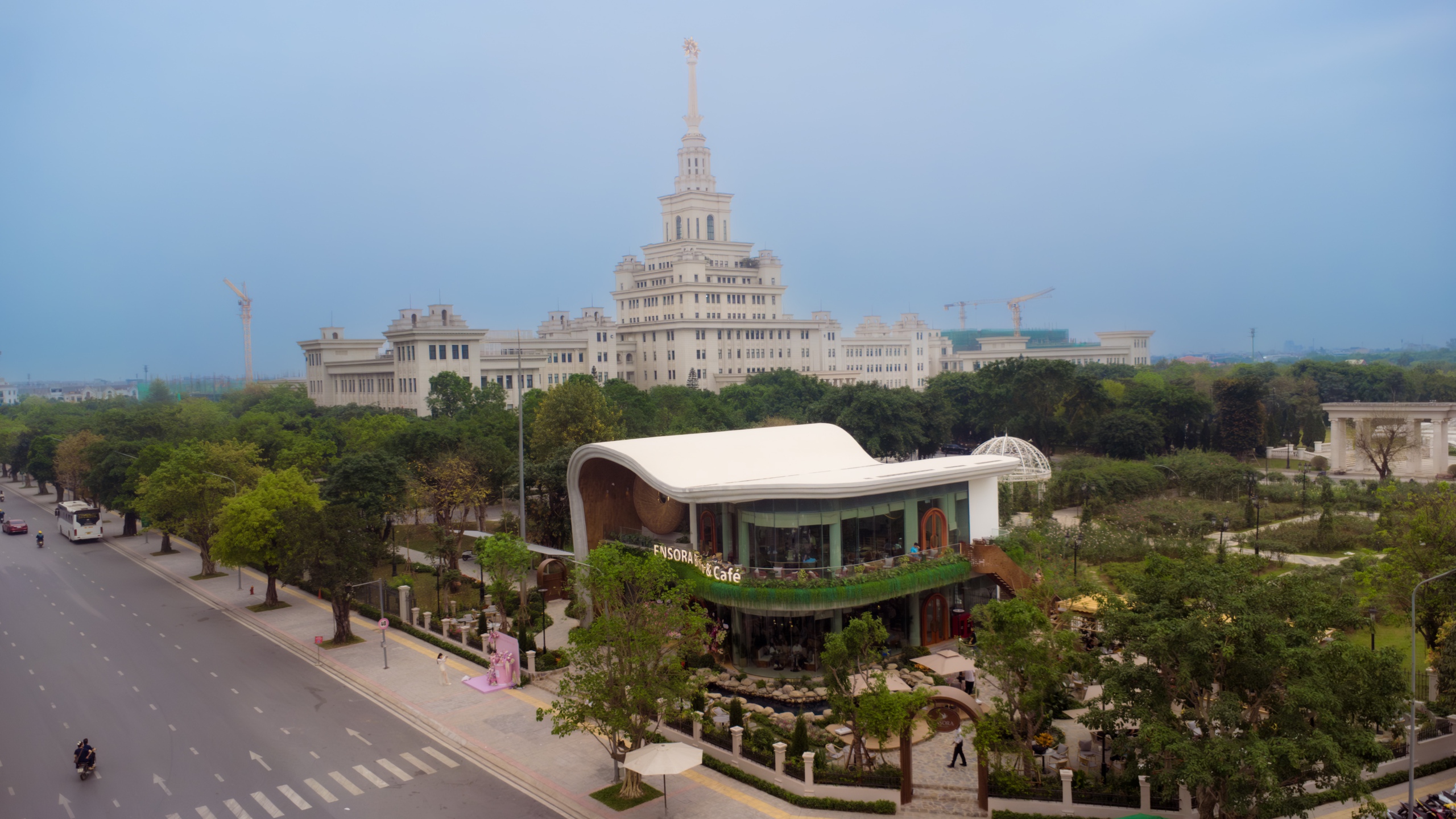 Quán cafe khủng ngay trong khuôn viên trường đại học đẹp nhất Việt Nam: Giao diện 