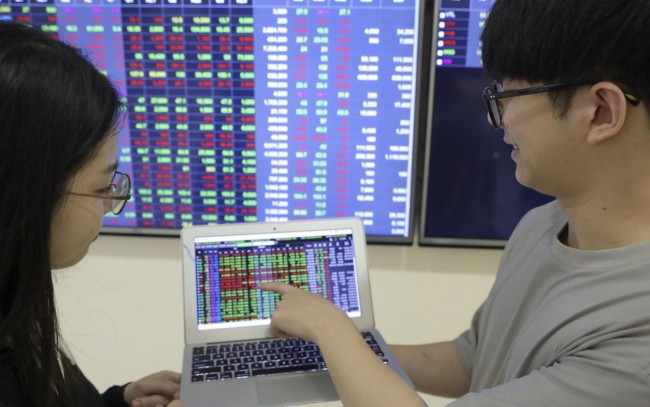 Chứng khoán ngày 3/4: Dòng tiền thận trọng, VN-Index giảm điểm trong phiên cuối tuần