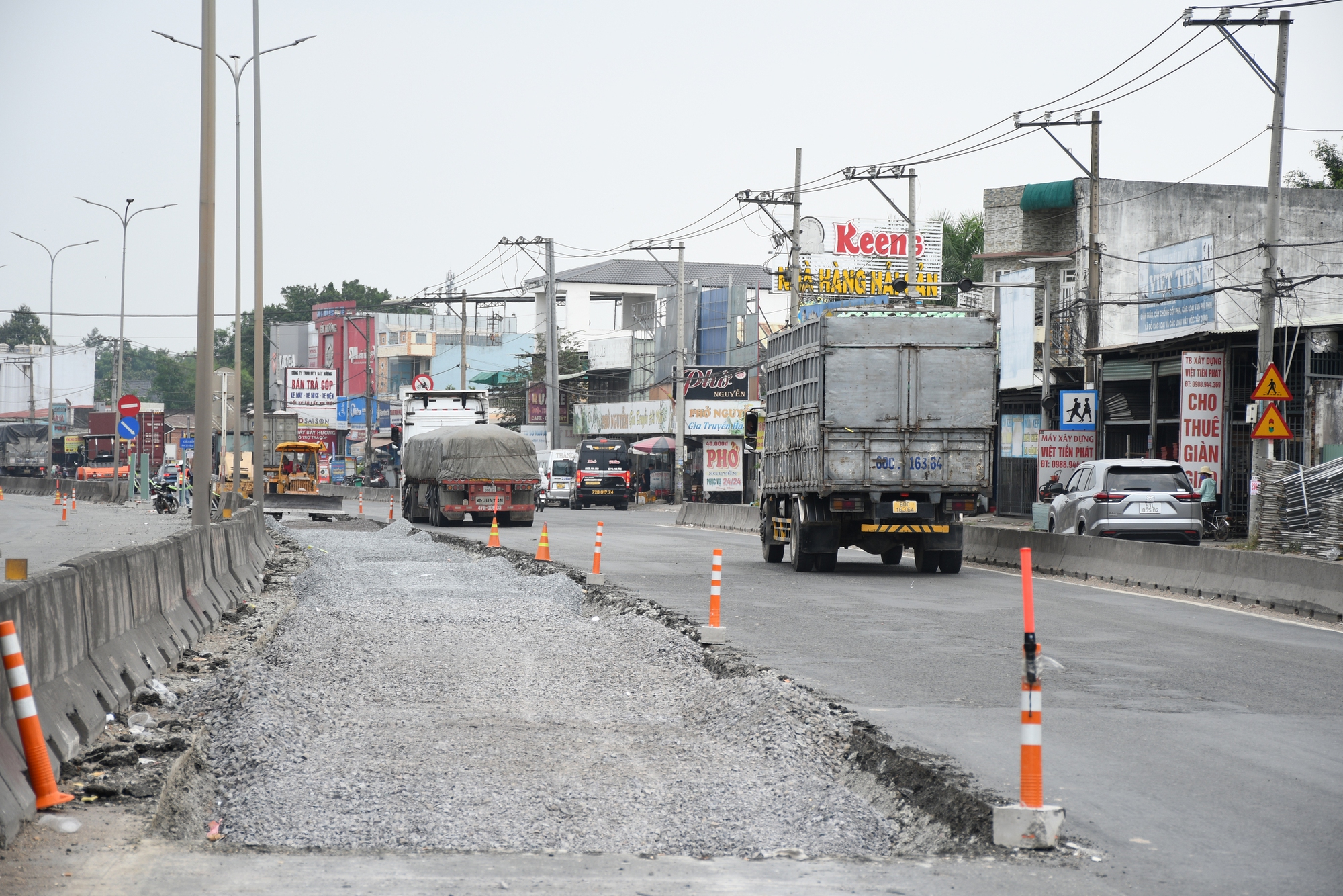 CLIP: Sửa chữa Quốc lộ 51 xuống cấp nghiêm trọng qua Đồng Nai - Ảnh 2.