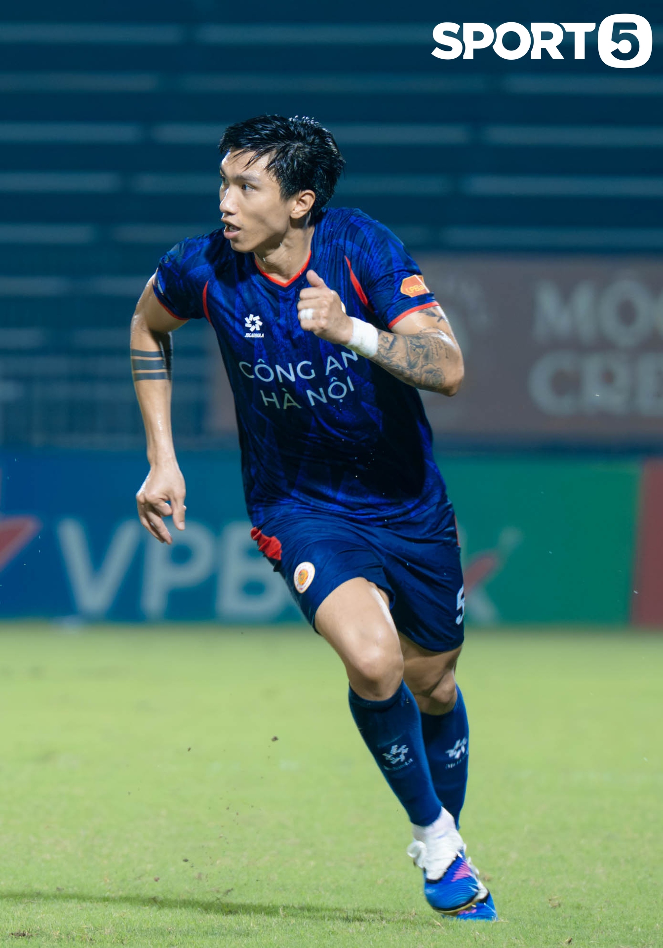 Văn Hậu đưa con trai xuống sân bóng chơi đùa, Doãn Hải My không giống như mọi lần - Ảnh 13.