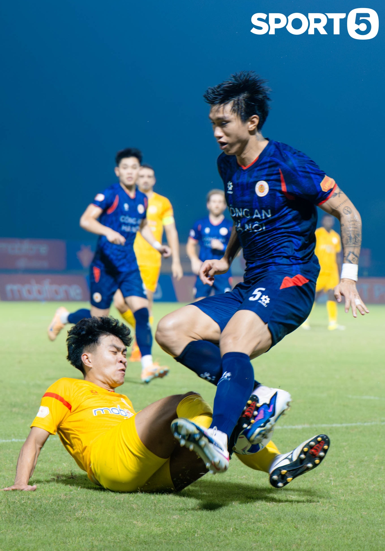 Văn Hậu đưa con trai xuống sân bóng chơi đùa, Doãn Hải My không giống như mọi lần - Ảnh 12.