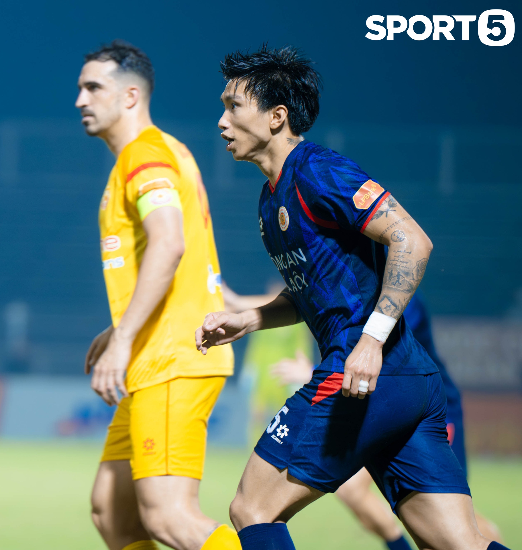 Văn Hậu đưa con trai xuống sân bóng chơi đùa, Doãn Hải My không giống như mọi lần - Ảnh 14.