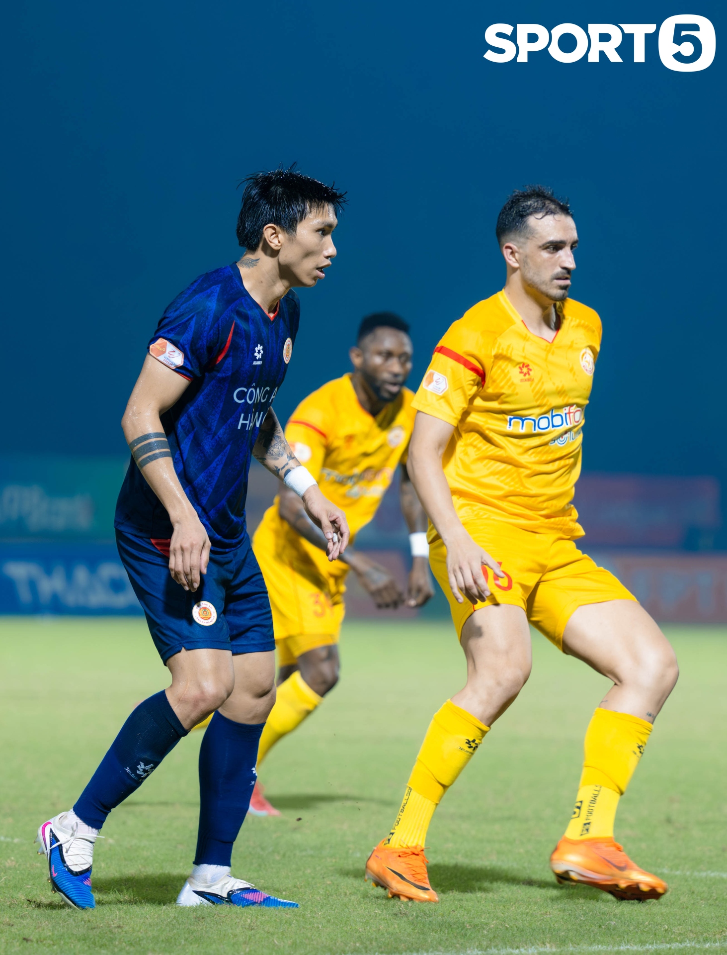 Văn Hậu đưa con trai xuống sân bóng chơi đùa, Doãn Hải My không giống như mọi lần - Ảnh 15.