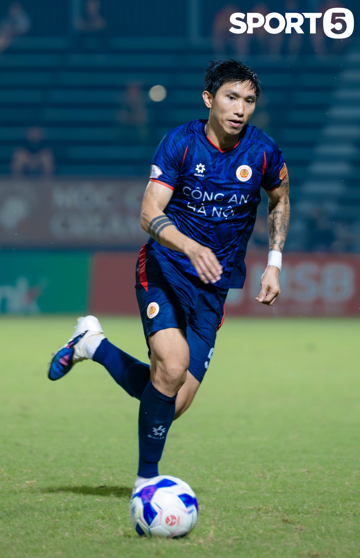 Văn Hậu đưa con trai xuống sân bóng chơi đùa, Doãn Hải My không giống như mọi lần - Ảnh 11.