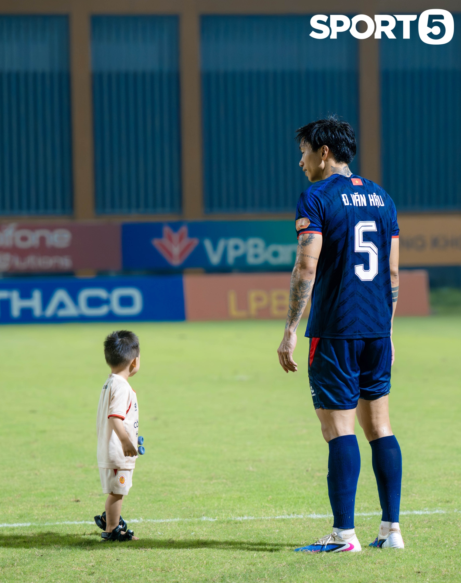 Văn Hậu đưa con trai xuống sân bóng chơi đùa, Doãn Hải My không giống như mọi lần - Ảnh 8.