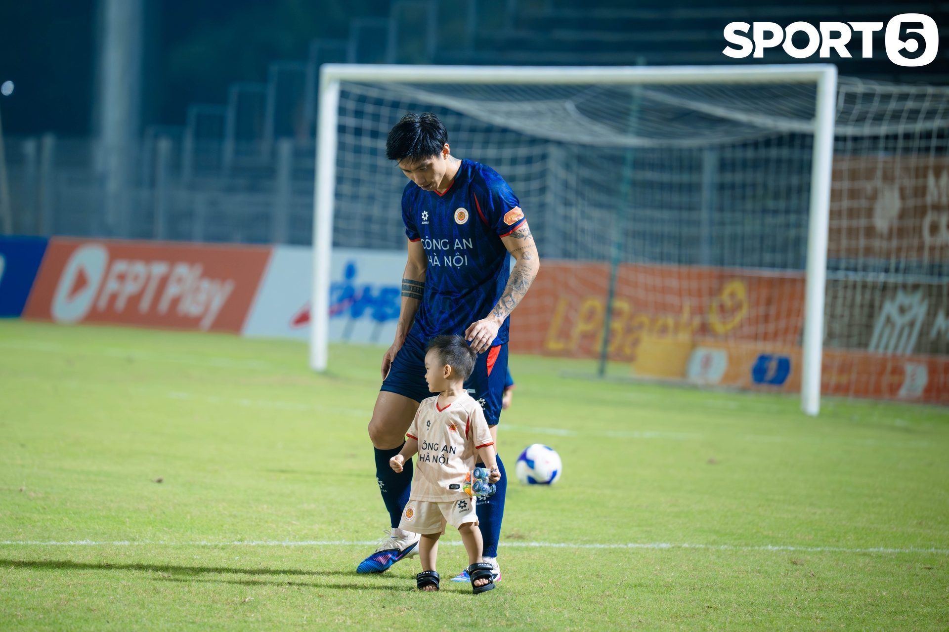Văn Hậu đưa con trai xuống sân bóng chơi đùa, Doãn Hải My không giống như mọi lần - Ảnh 7.