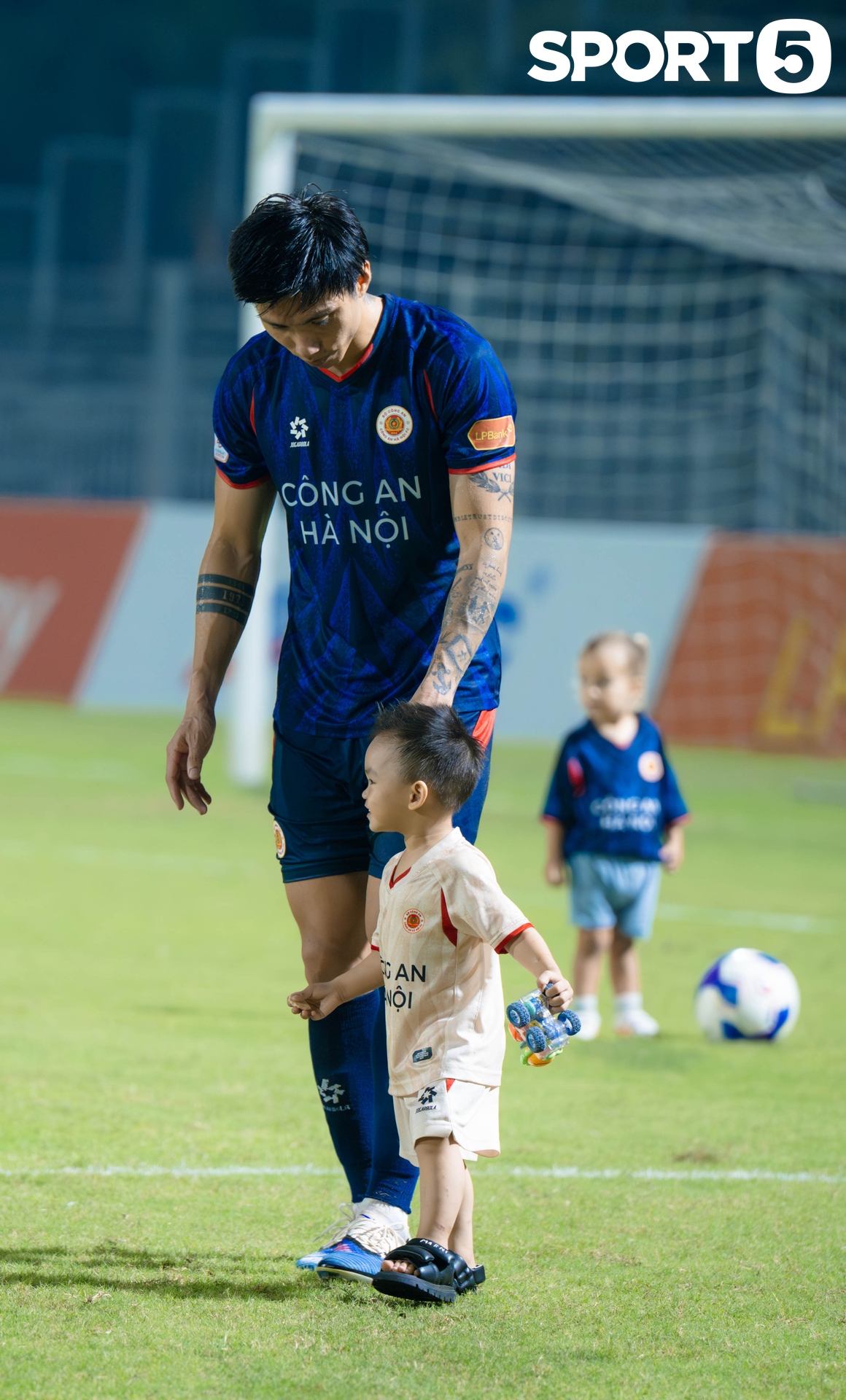 Văn Hậu đưa con trai xuống sân bóng chơi đùa, Doãn Hải My không giống như mọi lần - Ảnh 6.