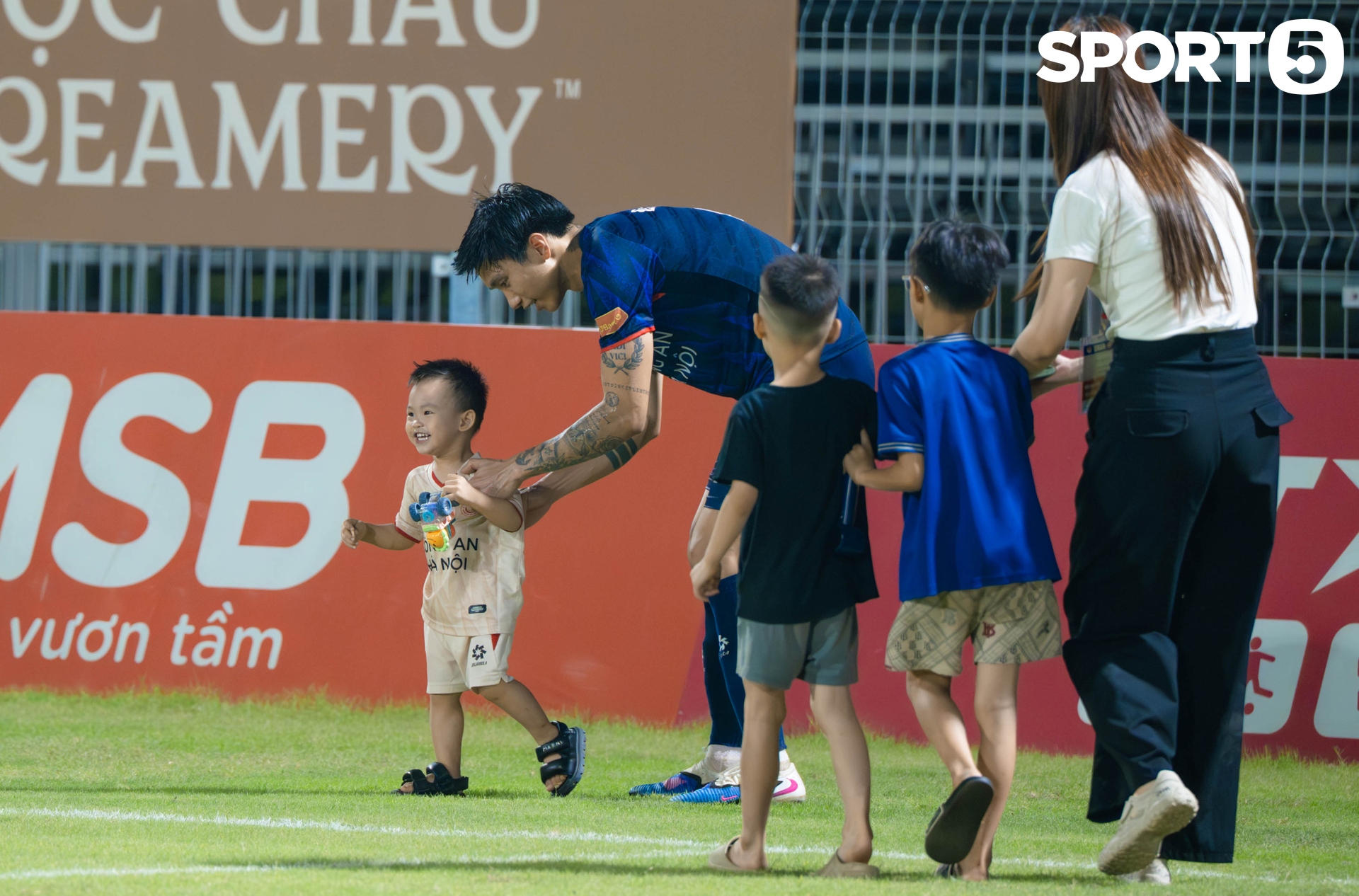 Văn Hậu đưa con trai xuống sân bóng chơi đùa, Doãn Hải My không giống như mọi lần - Ảnh 10.