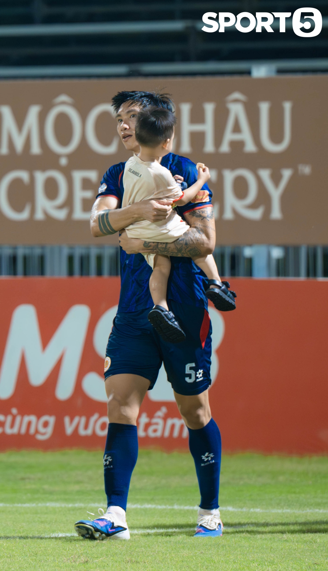 Văn Hậu đưa con trai xuống sân bóng chơi đùa, Doãn Hải My không giống như mọi lần - Ảnh 4.