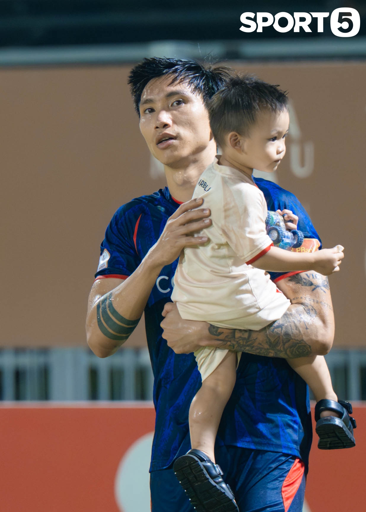 Văn Hậu đưa con trai xuống sân bóng chơi đùa, Doãn Hải My không giống như mọi lần - Ảnh 2.