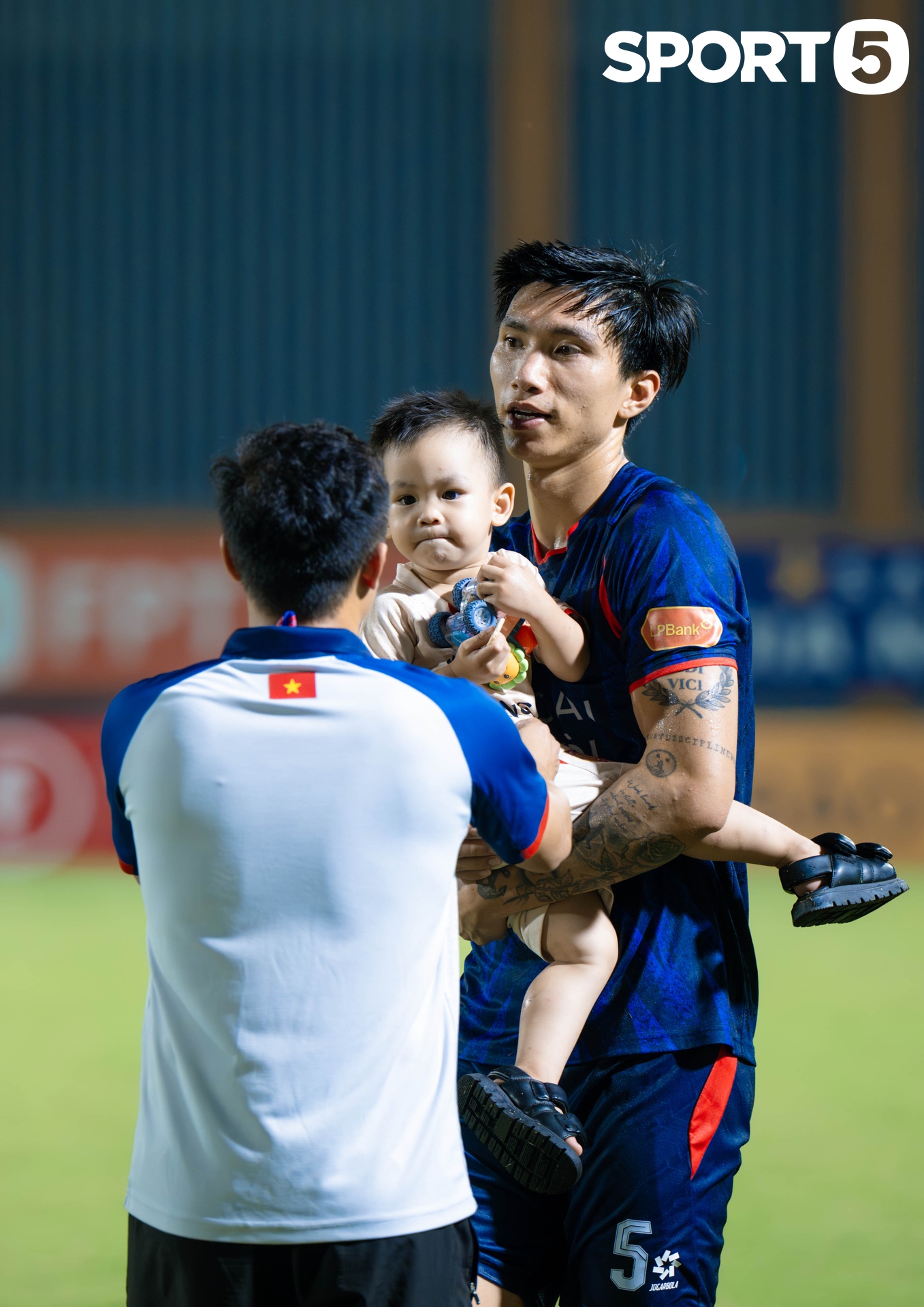 Văn Hậu đưa con trai xuống sân bóng chơi đùa, Doãn Hải My không giống như mọi lần - Ảnh 9.