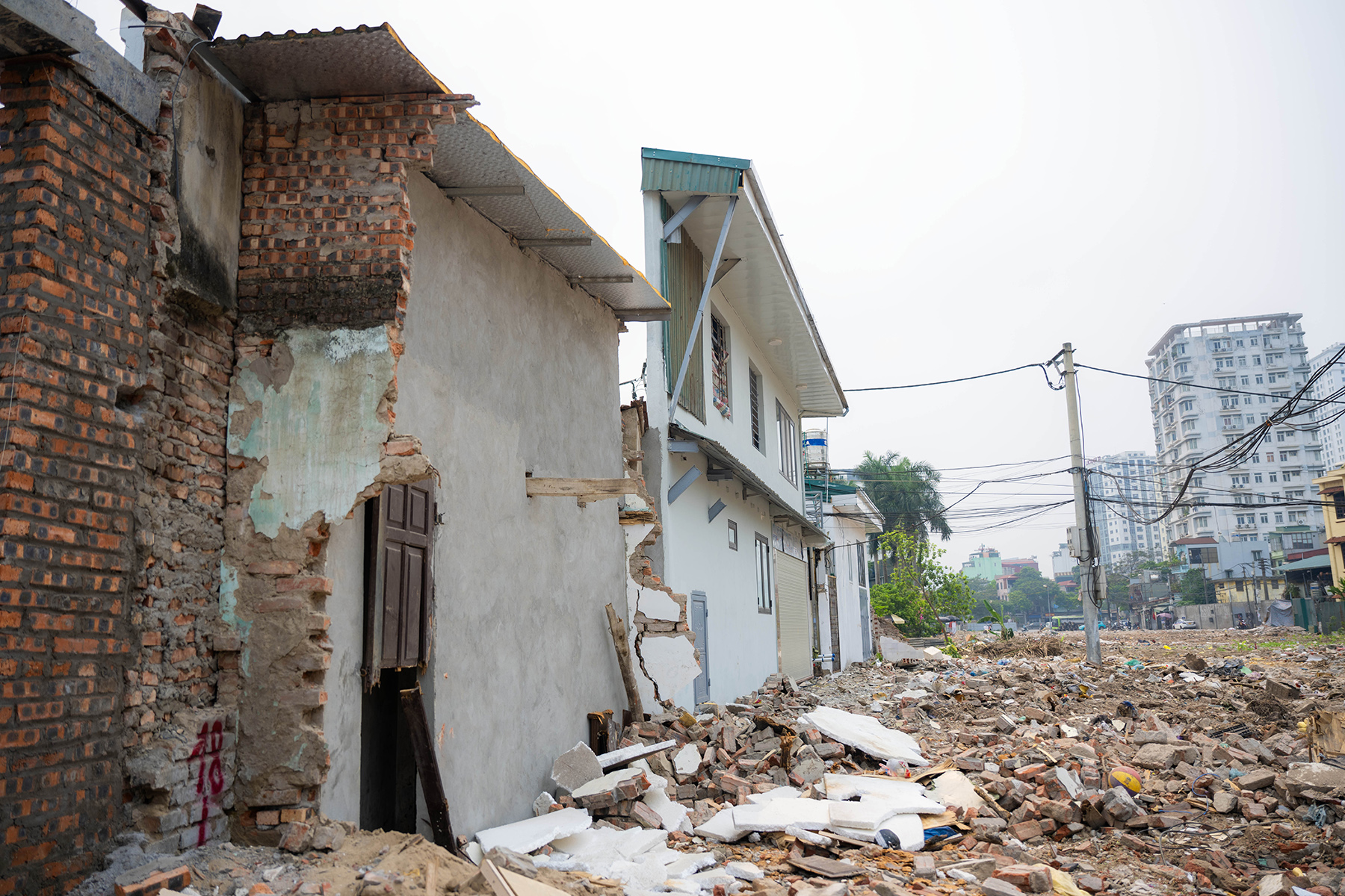 Cận cảnh loạt nhà siêu mỏng, siêu méo trên tuyến đường 500m ở Hà Nội- Ảnh 2.