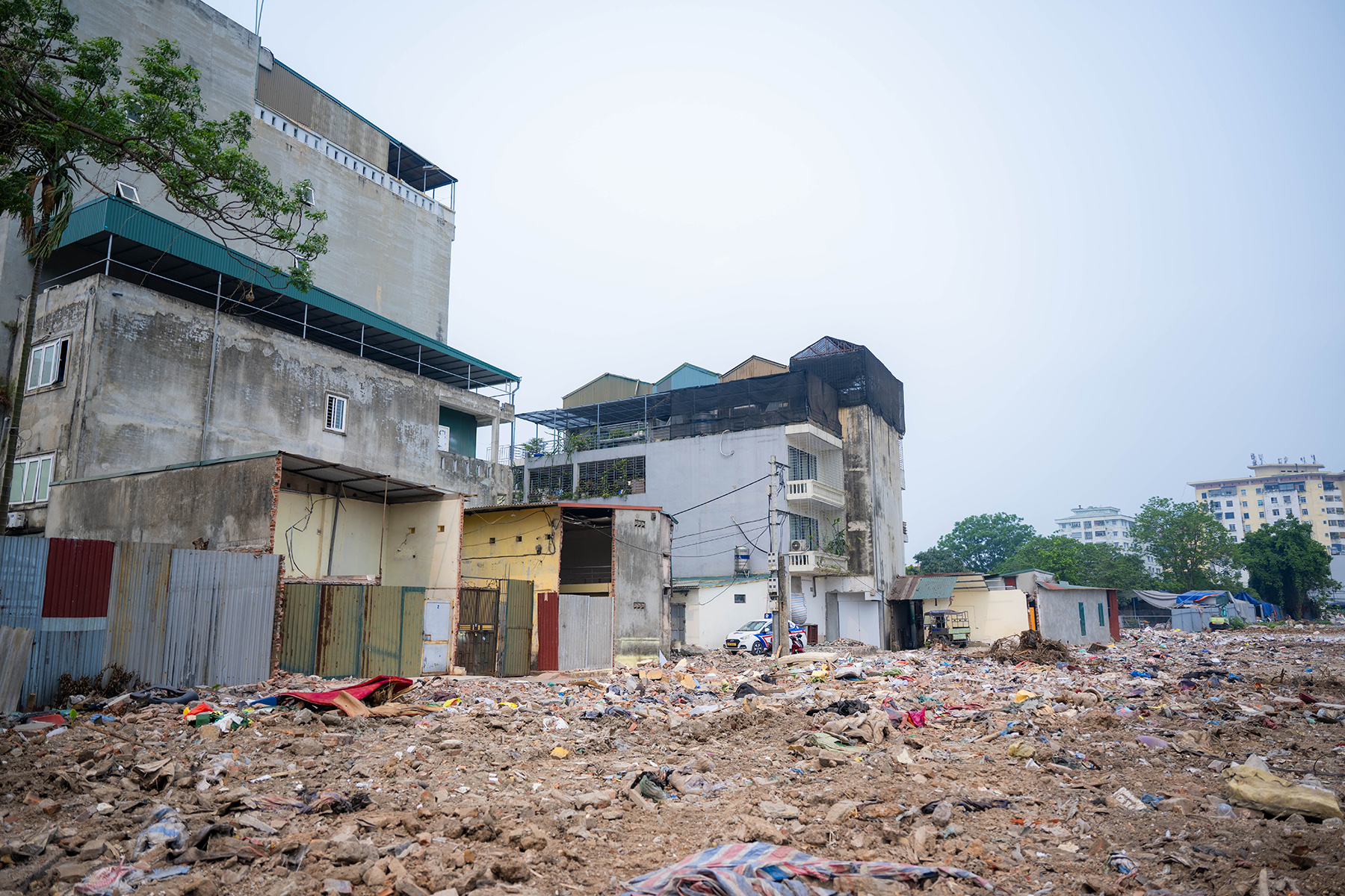 Cận cảnh loạt nhà siêu mỏng, siêu méo trên tuyến đường 500m ở Hà Nội- Ảnh 1.