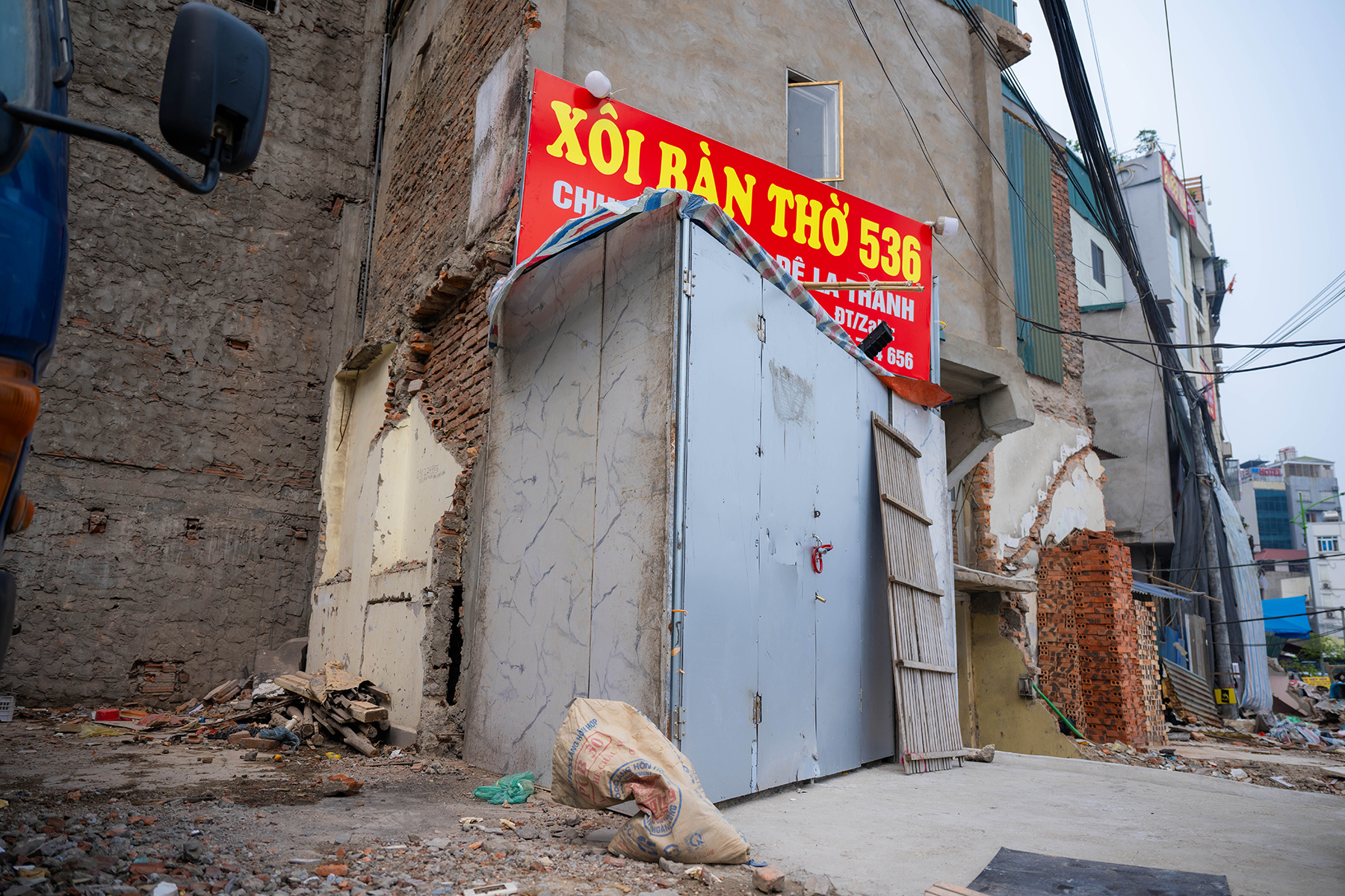 Cận cảnh loạt nhà siêu mỏng, siêu méo trên tuyến đường 500m ở Hà Nội- Ảnh 13.