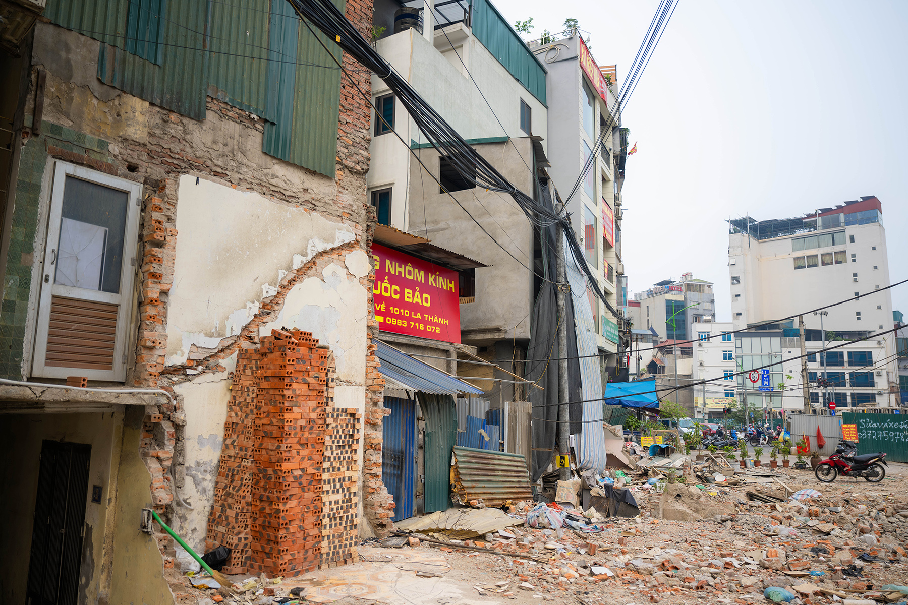 Cận cảnh loạt nhà siêu mỏng, siêu méo trên tuyến đường 500m ở Hà Nội- Ảnh 12.