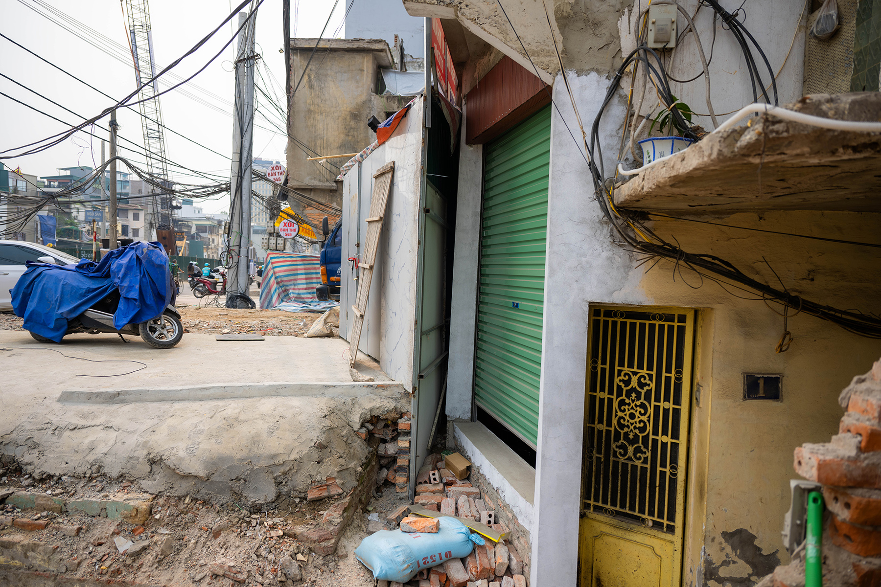 Cận cảnh loạt nhà siêu mỏng, siêu méo trên tuyến đường 500m ở Hà Nội- Ảnh 14.