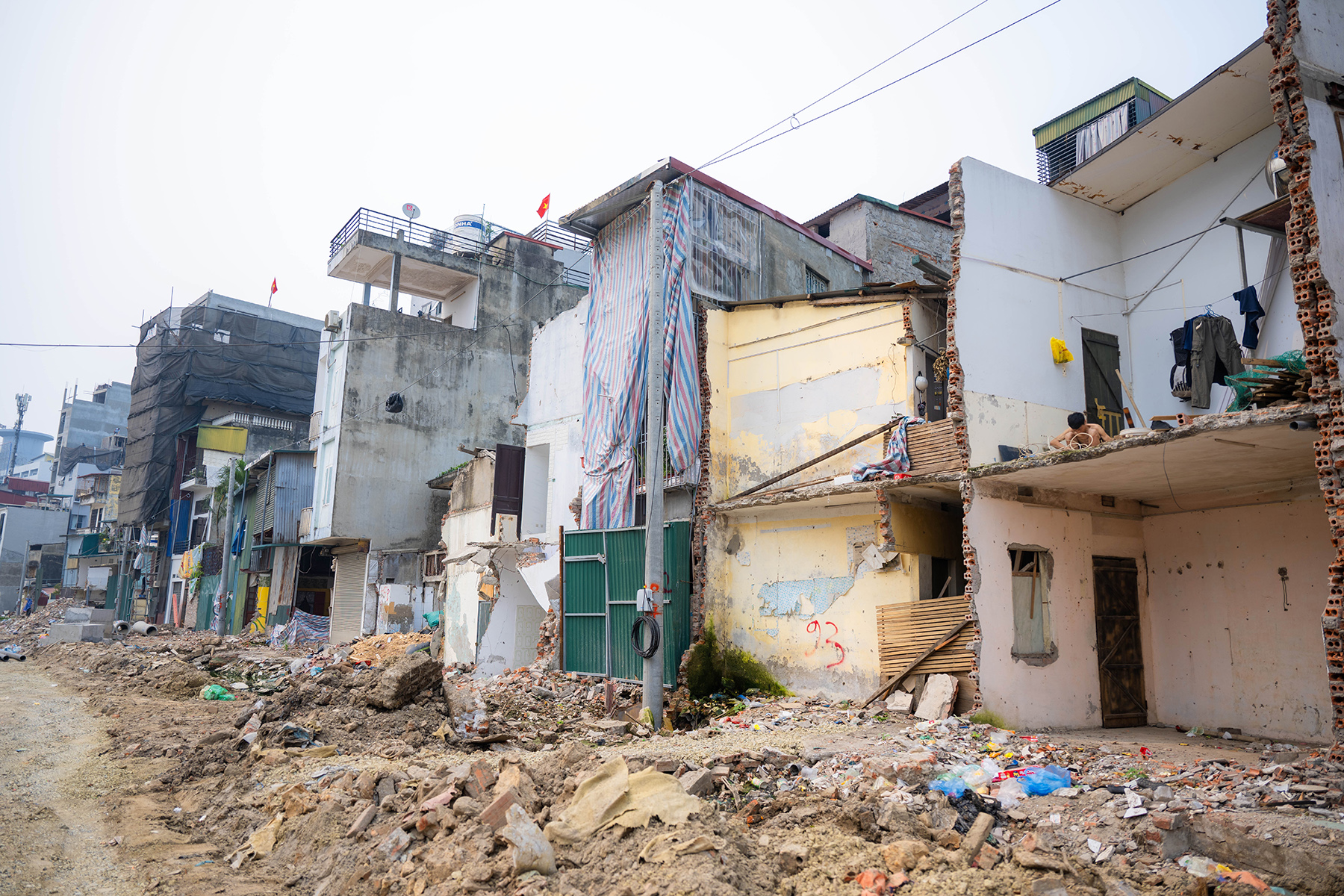 Cận cảnh loạt nhà siêu mỏng, siêu méo trên tuyến đường 500m ở Hà Nội- Ảnh 15.