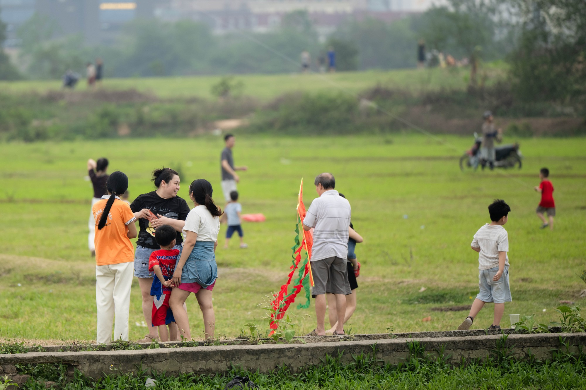 Một góc Hà Nội hóa “làng quê”, đông nghịt người thả diều mỗi chiều- Ảnh 1.