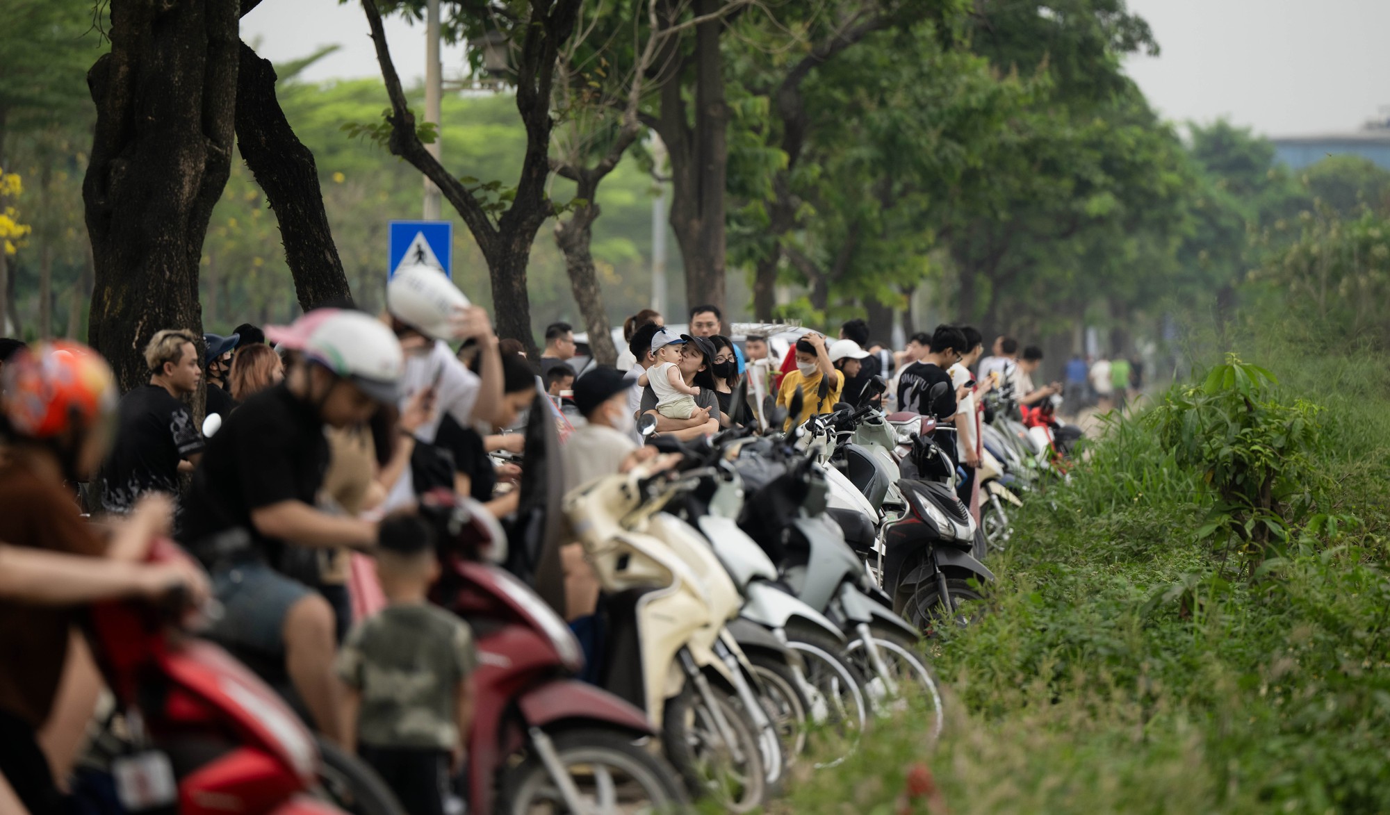 Một góc Hà Nội hóa “làng quê”, đông nghịt người thả diều mỗi chiều- Ảnh 2.